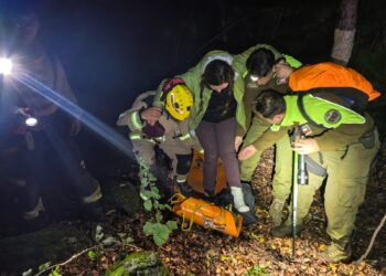 Carabineros y Bomberos activan operativo de rescate para evacuar a excursionista lesionada en sector cordillerano de San Fabián.
