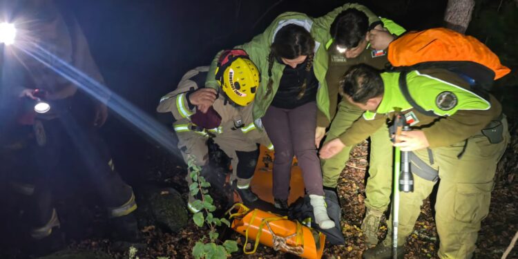 Carabineros y Bomberos activan operativo de rescate para evacuar a excursionista lesionada en sector cordillerano de San Fabián.