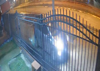 Vecinos de av. Huambalí preocupados por vehículos circulando sobre las veredas y falta de fiscalización.