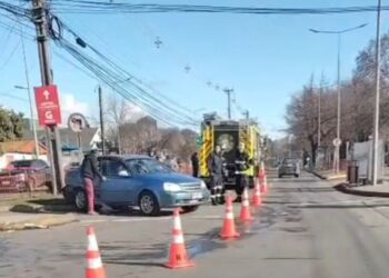 Dos vehículos colisionaron dejando personas con lesiones en Chillán.