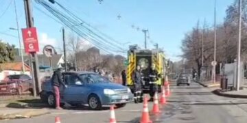 Dos vehículos colisionaron dejando personas con lesiones en Chillán.