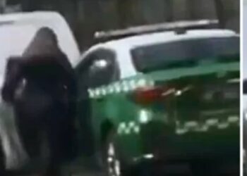 Sorprenden a una mujer manejando un vehículo de la institución de Carabineros.