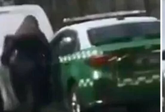 Sorprenden a una mujer manejando un vehículo de la institución de Carabineros.
