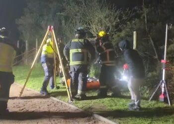 Esta noche 🔴 MUJER FUE RESCATADA INCONSCIENTE DESDE EL LECHO DEL RÍO CHILLÁN .