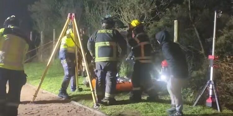 Esta noche 🔴 MUJER FUE RESCATADA INCONSCIENTE DESDE EL LECHO DEL RÍO CHILLÁN .