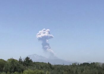 ARGENTINOS PREOCUPADOS POR PULSOS ERUPTIVOS DEL VOLCÁN NEVADOS DE CHILLÁN.