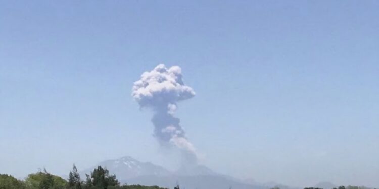 ARGENTINOS PREOCUPADOS POR PULSOS ERUPTIVOS DEL VOLCÁN NEVADOS DE CHILLÁN.
