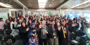 Jornada de salud intercultural reunió a estudiantes y cultoras mapuche en Santo Tomás Chillán.