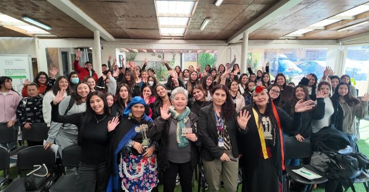 Jornada de salud intercultural reunió a estudiantes y cultoras mapuche en Santo Tomás Chillán.