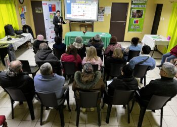 Más conectadas y seguras: personas mayores se capacitan en prevención de estafas telefónicas y ciberdelitos.