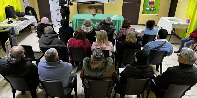 Más conectadas y seguras: personas mayores se capacitan en prevención de estafas telefónicas y ciberdelitos.