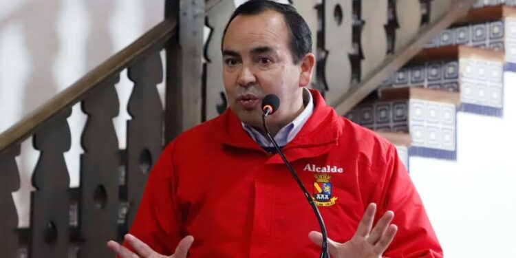 Jorge del Pozo alcalde de Chillán Viejo entrega una declaración pública.