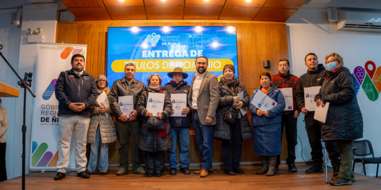 Bienes Nacionales entrega 74 títulos de dominio a familias de Ñuble y consolidan avance del programa de regularización de terrenos.