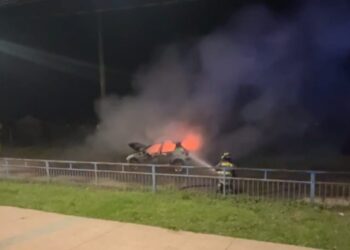 VEHÍCULO RESULTÓ COMPLETAMENTE DESTRUIDO TRAS INCENDIARSE EN CHILLÁN.