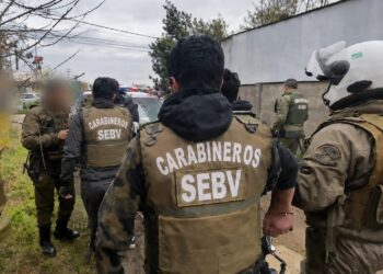 Recuperan motocicleta robada y detienen a dos adolescentes en Chillán.