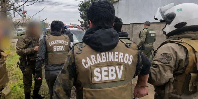 Recuperan motocicleta robada y detienen a dos adolescentes en Chillán.