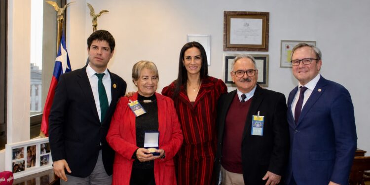 Senado rindió homenaje a los 90 años de Radio Ñuble.