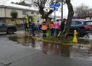 Accidente de tránsito en Chillán: colisión dejó tres personas involucradas.