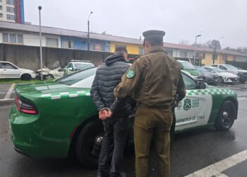Carabineros frustra robo en la Posta de Cato y detienen a sujeto en el lugar.