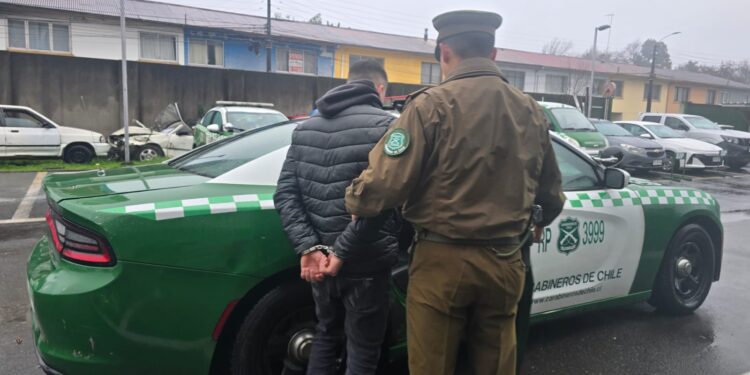 Carabineros frustra robo en la Posta de Cato y detienen a sujeto en el lugar.