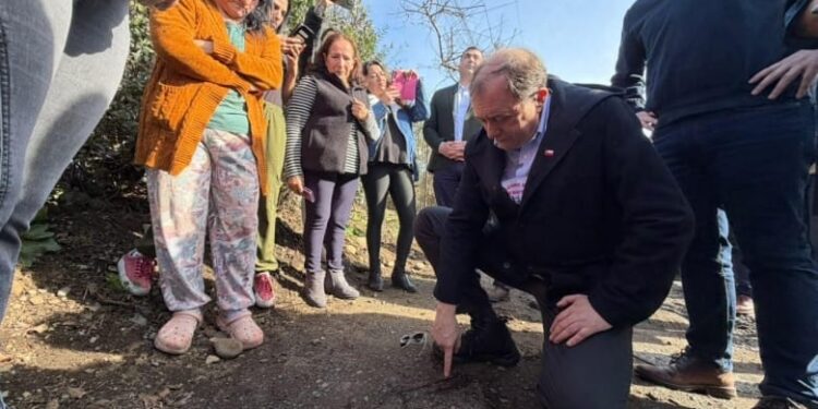 Ministro Poduje anuncia proyecto que pondrá fin a la crisis sanitaria de sector El Rosal.