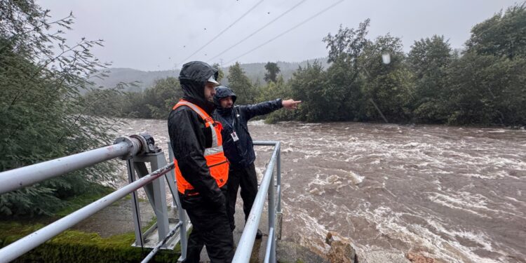 Con tres ríos bajo alerta de crecidas y 2 rutas cortadas, MOP mantiene des-pliegue total en Ñuble.