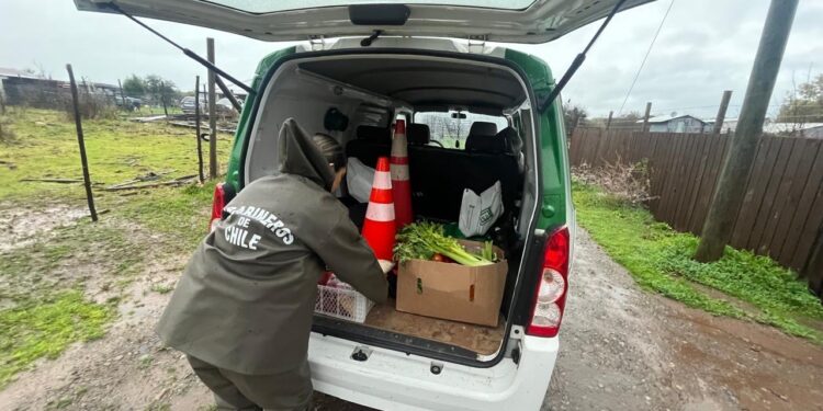 ESTE FRENTE DE MAL TIEMPO TAMBIÉN VIENE CON UN GESTO DE SOLIDARIDAD 🌧 CARABINEROS DE CHILLÁN VIEJO ACUDE EN AYUDA A DOS PERSONAS ADULTOS MAYORES.