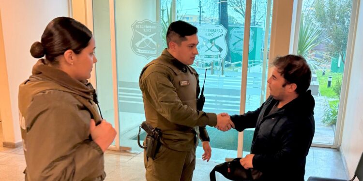 Carabineros de Chillán Viejo devuelve banano con dinero y documentos a su propietario tras exitosas diligencias.