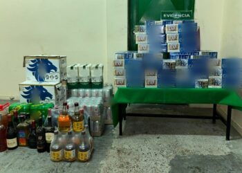 Desarticula punto clandestino de venta de alcohol y detiene a sujeto por contrabando de cigarrillos.