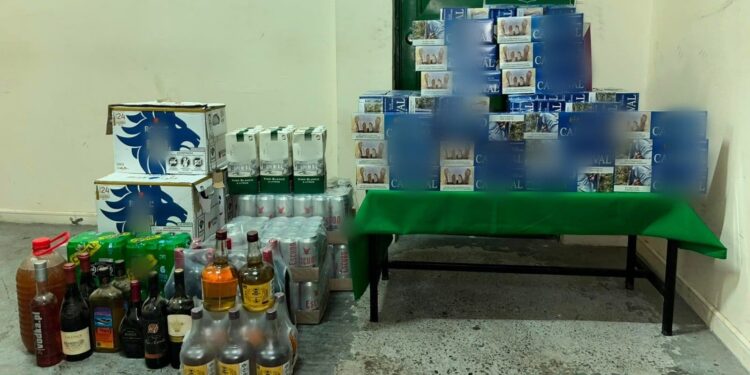 Desarticula punto clandestino de venta de alcohol y detiene a sujeto por contrabando de cigarrillos.