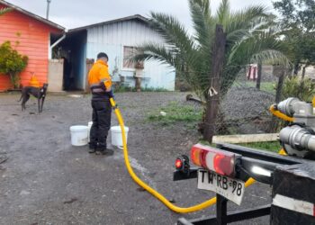 MUNICIPALIDAD DE QUILLÓN ENTREGA AGUA POTABLE A VECINOS DE EL PELEY AFECTADOS POR CORTE ELÉCTRICO.
