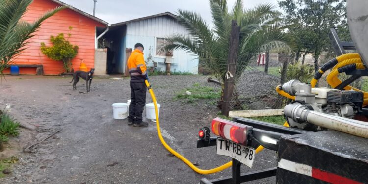 MUNICIPALIDAD DE QUILLÓN ENTREGA AGUA POTABLE A VECINOS DE EL PELEY AFECTADOS POR CORTE ELÉCTRICO.