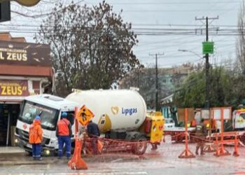 Camión repartidor de gas presenta inconveniente al transitar en Chillán