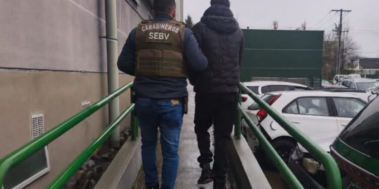 Carabineros del SEBV Ñuble detuvo en el centro de Chillán a adolescente buscado por receptación de vehículo.