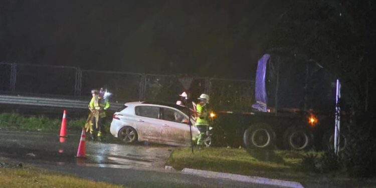 ESTA NOCHE🔴PERSONA RESULTA CON LESIONES GRAVES TRAS COLISIÓN ENTRE VEHÍCULO Y CAMIÓN EN BULNES