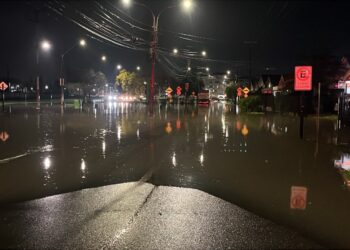 EMERGENCIA EN CHILLÁN | Desborde de estero provoca inundación en Villa Brisas del Valle.
