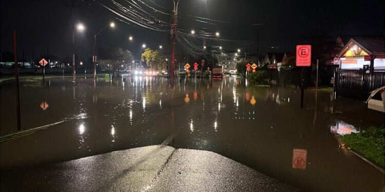 EMERGENCIA EN CHILLÁN | Desborde de estero provoca inundación en Villa Brisas del Valle.