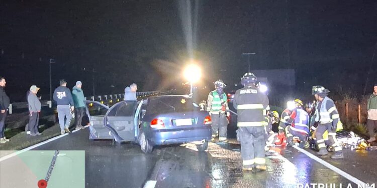 BULNES: COLISIÓN ENTRE DOS VEHÍCULOS Y UN TRACTO CAMIÓN DEJA UN HERIDO GRAVE EN LA RUTA 5.