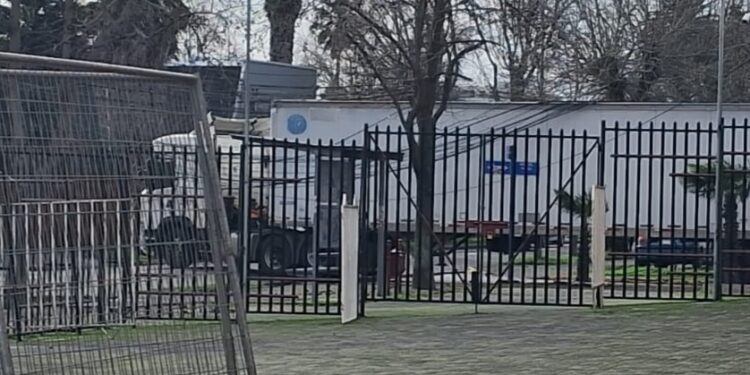 AHORA EN CHILLÁN | Camión corta cables del tendido eléctrico y provoca interrupción del tránsito