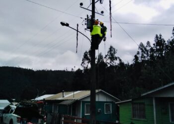Brigadas de Frontel concentran sus esfuerzos en la recuperación del suministro en zonas afectadas por fuerte temporal de viento y lluvia en la Región de Ñuble.