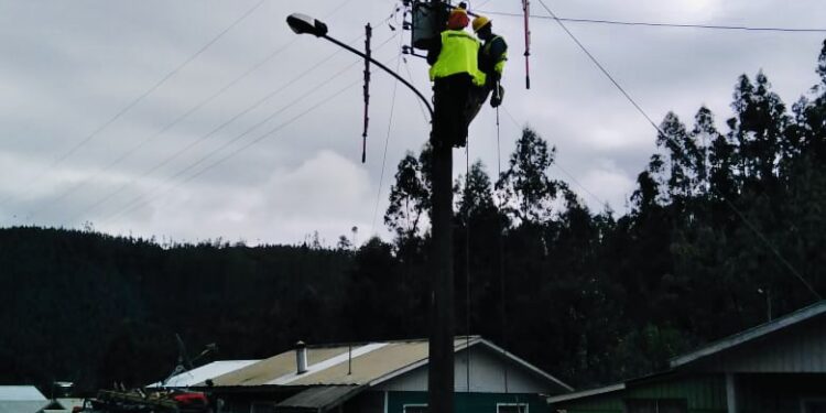 Brigadas de Frontel concentran sus esfuerzos en la recuperación del suministro en zonas afectadas por fuerte temporal de viento y lluvia en la Región de Ñuble.