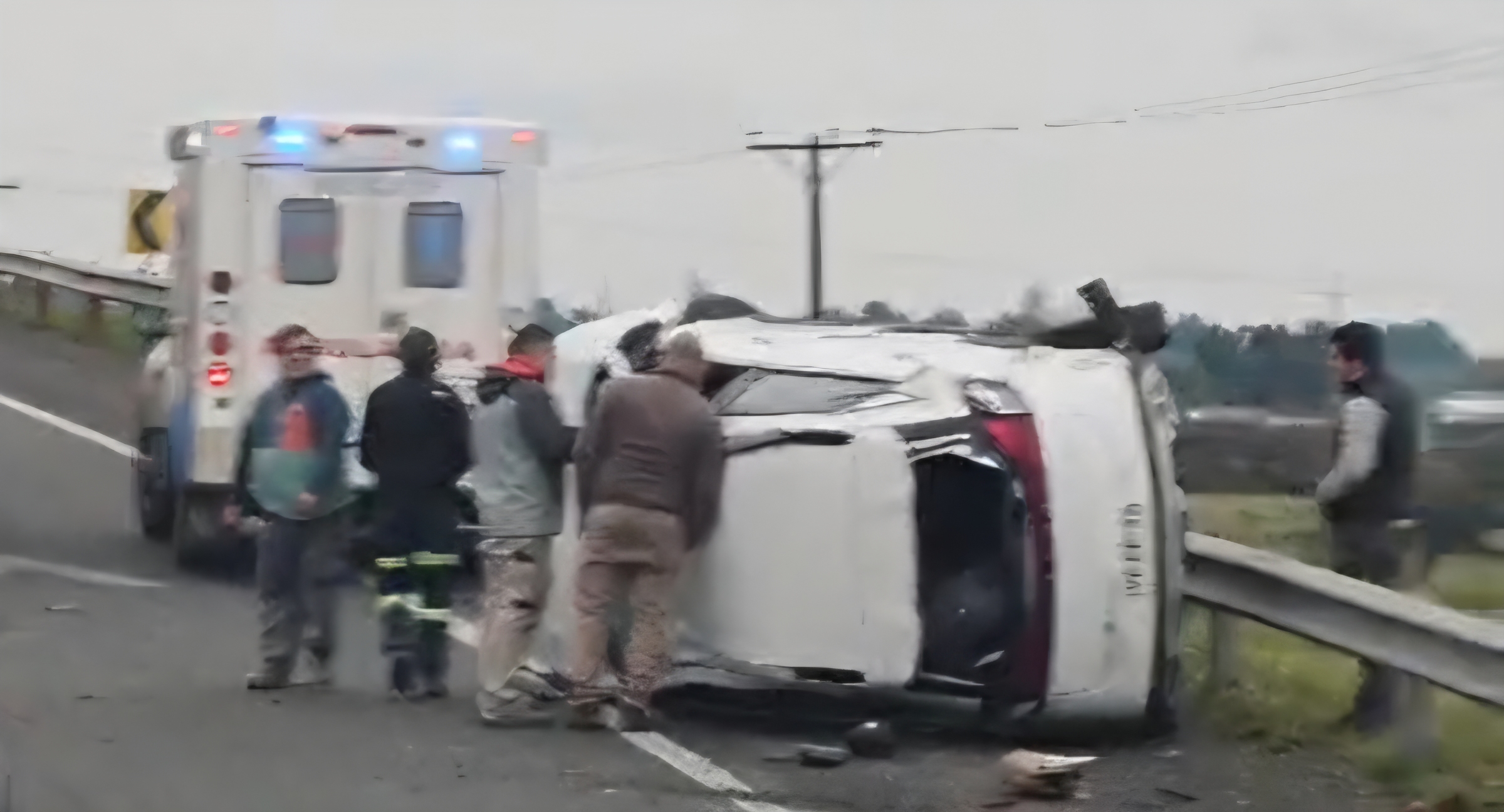 Colisión y volcamiento en la Ruta 5 Sur deja una persona lesionada en Chillán.