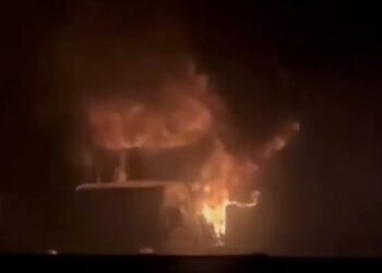 Camión se incendia durante la madrugada en el ingreso a San Carlos