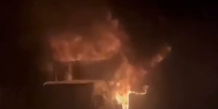 Camión se incendia durante la madrugada en el ingreso a San Carlos