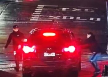 Mientras esperaban el semáforo en rojo, delincuentes roban auto a su víctima en pleno centro de Chillán