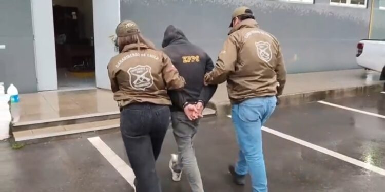 Carabineros de la SIP de Chill谩n Viejo detiene a dos personas por robo a vivienda particular.