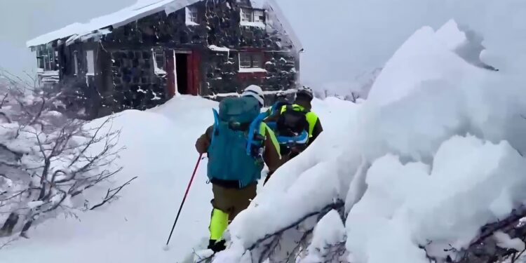 脷LTIMO MINUTO 馃敶 Rescatan a 4 personas extraviadas en la cordillera de 脩uble…ver Video.