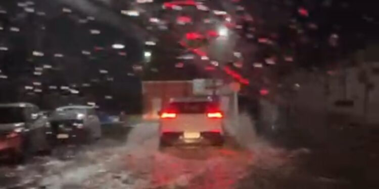 Calles anegadas e inundaciones afectan a distintos sectores de Chillán y Chillán Viejo. (videos F. LÓPEZ)