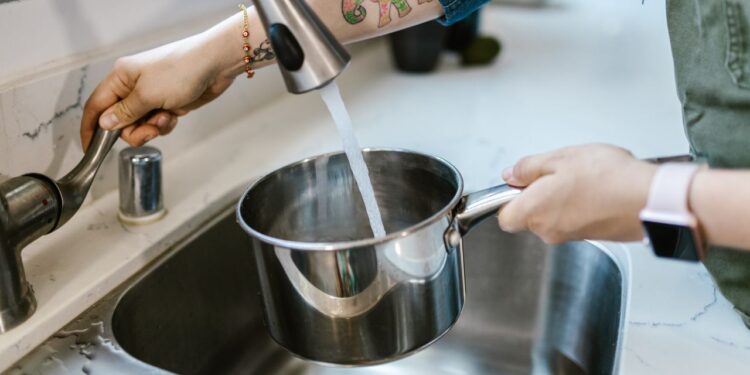 ¿Tomar agua de la llave? En Chile el desafío no es la calidad sino la disponibilidad.