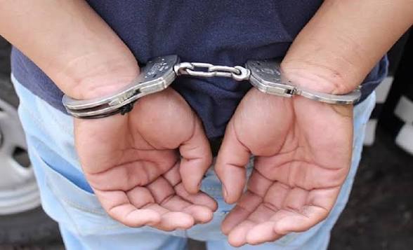 PDI detiene a imputado por robo en céntrico local comercial de Chillán.